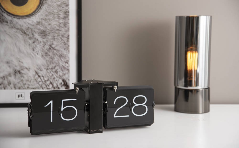 Karlsson Flip Clock No Case - Mat Zwart met Zwarte Standaard 2